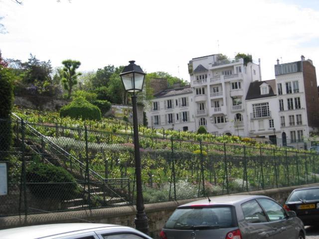 Quiet Apartment Hill Of Montmartre Париж Екстериор снимка