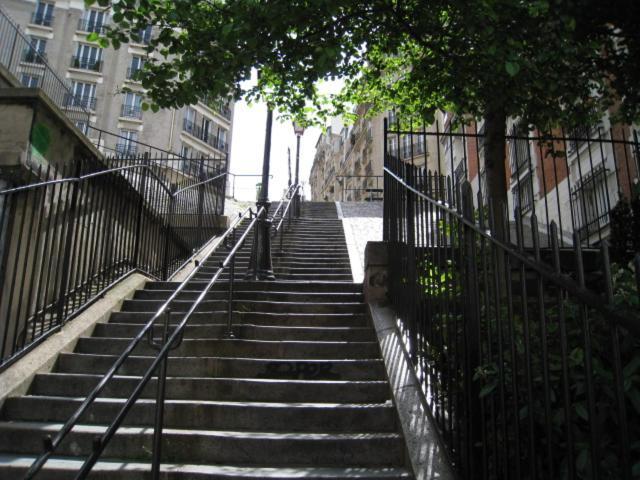 Quiet Apartment Hill Of Montmartre Париж Екстериор снимка